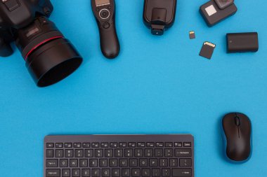 Mavi Masa Üzerinde Dijital Aletleri Olan Çalışma Yeri