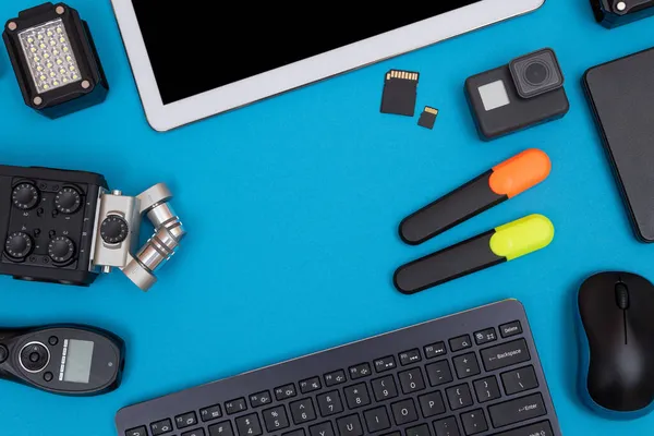 Mavi Masa Üzerinde Dijital Aletleri Olan Çalışma Yeri