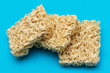 Mavi Arkaplanda Pişmemiş Anında Erişte