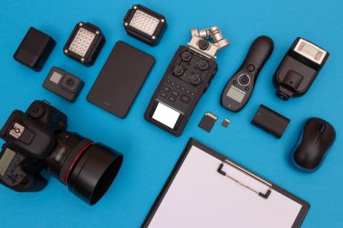 Mavi Masa Üzerinde Dijital Aletleri Olan Çalışma Yeri