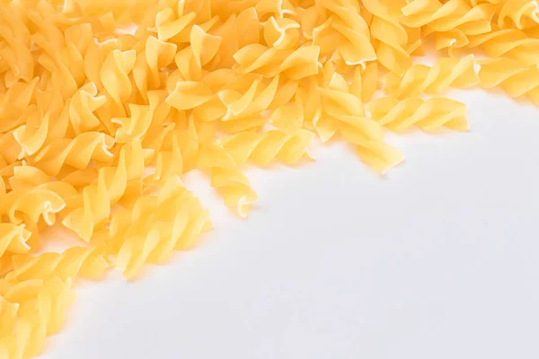 Niegotowane makaron Fusilli z Kopiuj przestrzeń — Zdjęcie stockowe