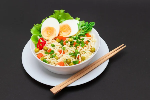 Noodle Dish with Green Pea, Carrot, Eggs, Red Hot Pepper and Greens — Stock Photo, Image