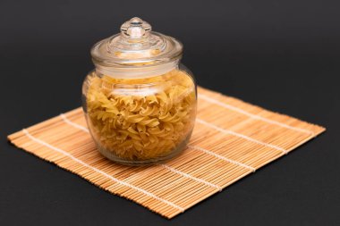 Cam kavanozda pişmemiş Fusilli Makarna