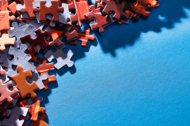 Mavi Arkaplanda Renkli Yapboz