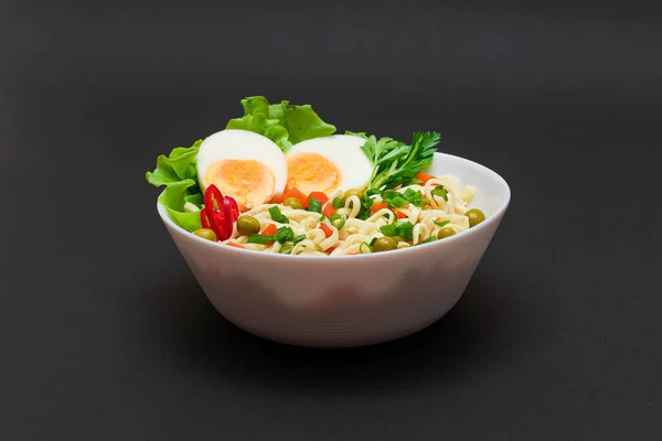 Nudelgericht mit grüner Erbse, Karotte, Eiern, roter Paprika und grünem Gemüse — Stockfoto