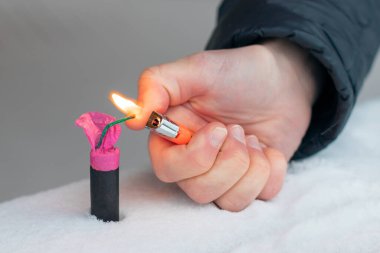 Adam dışarıdaki Fişek Gürültüsü 'nü ateşe verdi.