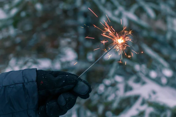 Burning Sparklers en una mano al aire libre — Foto de Stock