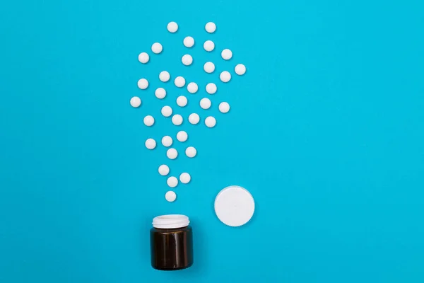 医薬品業界と医薬品-青の背景に白い薬 — ストック写真