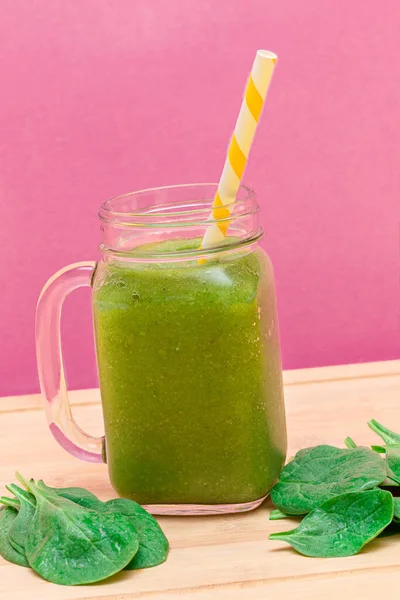 Świeży zielony koktajl jabłkowy, seler i szpinak w szklanym słoiku smoothie — Zdjęcie stockowe