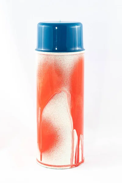 Tinta de spray vermelho pode no fundo branco — Fotografia de Stock