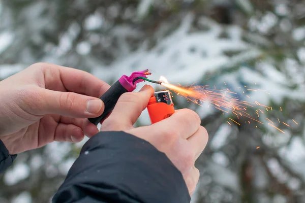 Adam dışarıdaki Fişek Gürültüsü 'nü ateşe verdi.