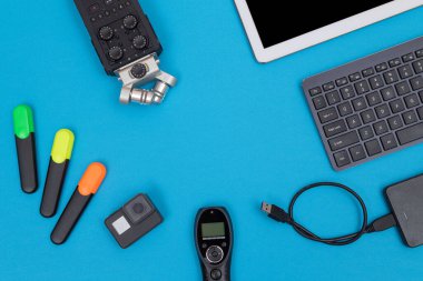 Mavi Masa Üzerinde Dijital Aletleri Olan Çalışma Yeri