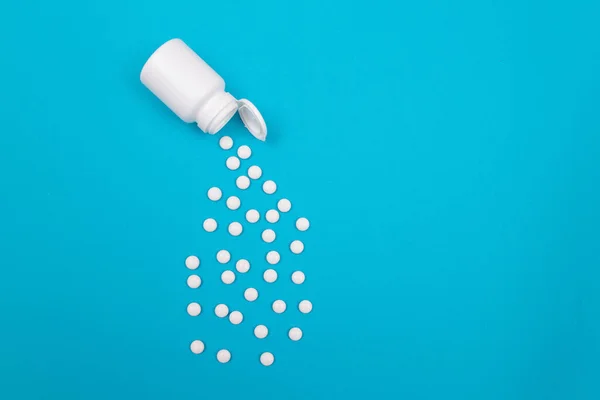 İlaç Endüstrisi ve İlaç Ürünleri - Mavi Arkaplanda Beyaz Haplar — Stok fotoğraf