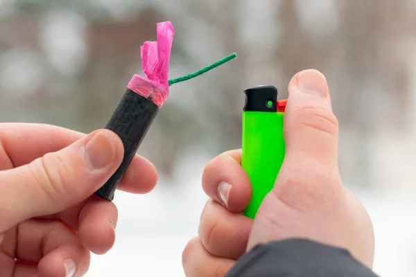 Guy sätter eld på Flash buller smällare utomhus — Stockfoto