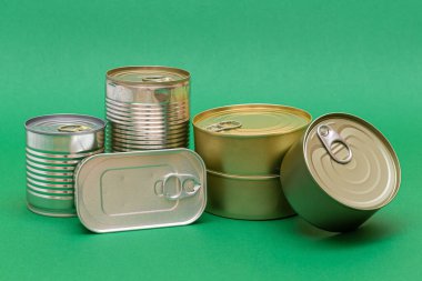 Yeşil Arkaplanda Boş Kenarlı Noktalanmamış Teneke Kutular