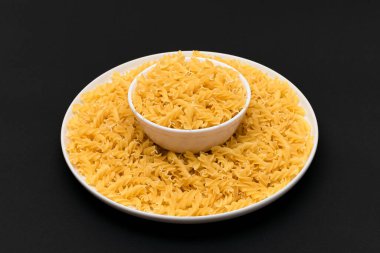 Beyaz Tabakta Pişmemiş Fusilli Makarna