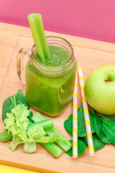 Fresh Green Smoothie of Apple, Celery, and Spinach in Glass Smoothie Jar — Stock Photo, Image