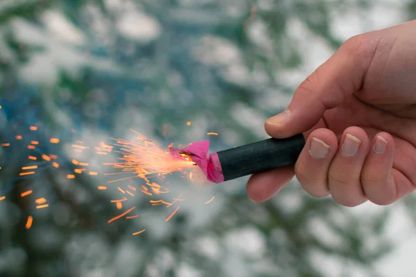 Καμένο πυροτέχνημα σε ένα χέρι. Σπίθες και καπνός του Petard — Φωτογραφία Αρχείου