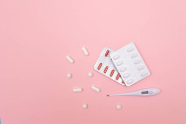 Beyaz Elektronik Termometreyle Farklı İlaç ve Tabletler Paketi