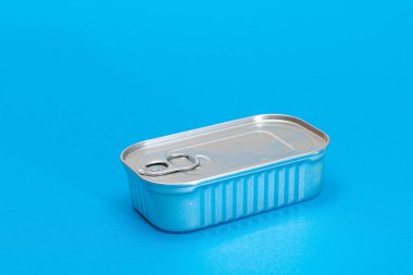 Açık Mavi Arkaplanda Boş Kenarlı Noktalanmamış Teneke Kutu