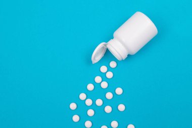 İlaç Endüstrisi ve İlaç Ürünleri - Mavi Arkaplanda Beyaz Haplar