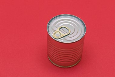 Kırmızı Arkaplanda Boş Kenarlı Olmayan Teneke Kutu