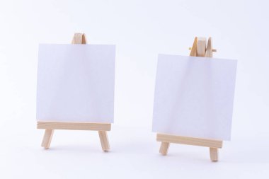 Boş Beyaz Kare Tuvalli İki Tahta Şahin Minyatürü