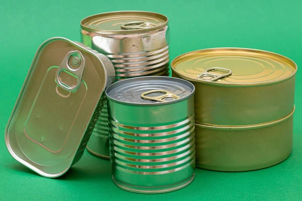 Yeşil Arkaplanda Boş Kenarlı Noktalanmamış Teneke Kutular