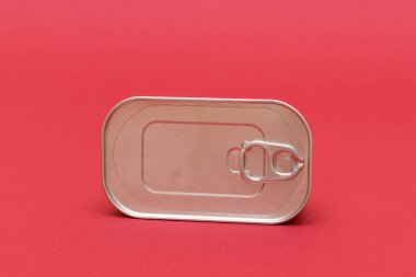 Kırmızı Arkaplanda Boş Kenarlı Olmayan Teneke Kutu