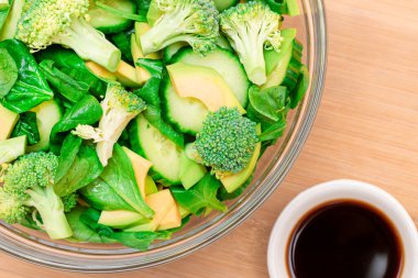 Detox için Taze Yeşil Avokado Salatası, Brokoli, Ispanak ve Salatalık