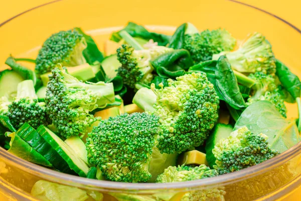 Fresh Green Salad of Avocado, Broccoli, Spinach and Cucumber for Body Detoxification — Stock Photo, Image