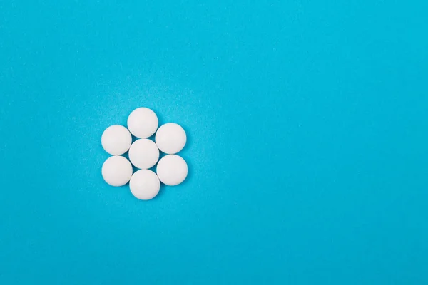 İlaç Endüstrisi ve İlaç Ürünleri - Mavi Masadaki Beyaz Haplar — Stok fotoğraf