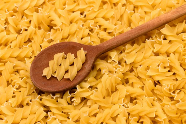 Okokt Fusilli Pasta med träslev — Stockfoto