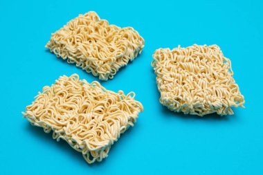 Mavi Arkaplanda Pişmemiş Anında Erişte