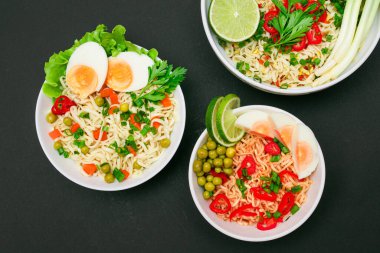 Yeşil Bezelyeli Erişte Tabağı, Havuç, Yumurta, Kırmızı Acı Biber ve Yeşiller