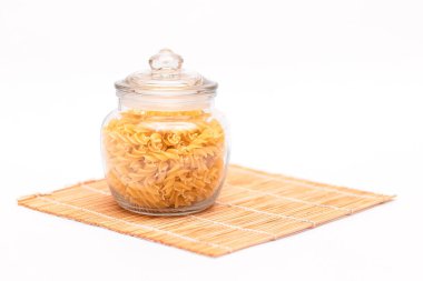 Cam kavanozda pişmemiş Fusilli Makarna