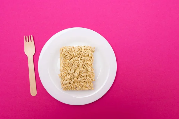 Uncooked Instant Noodles on White Plate — Stock Photo, Image