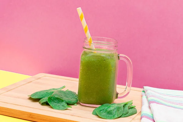 Fresh Green Smoothie of Apple, Celery, and Spinach in Glass Smoothie Jar — 스톡 사진