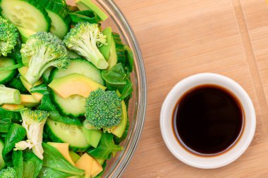Detox için Taze Yeşil Avokado Salatası, Brokoli, Ispanak ve Salatalık