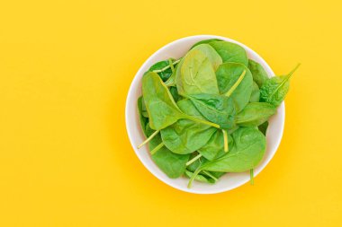 Taze Ispanak Sarı Arkaplanda Beyaz Kasede Yapraklar