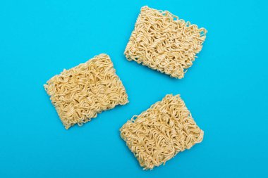 Mavi Arkaplanda Pişmemiş Anında Erişte