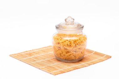 Cam kavanozda pişmemiş Fusilli Makarna