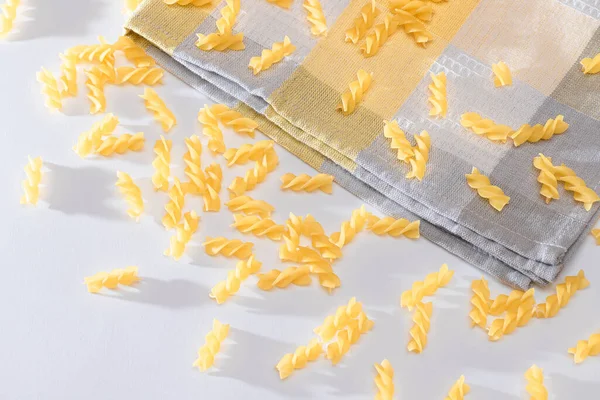 Ungekochte Fusilli Pasta auf weißem Tisch verstreut — Stockfoto