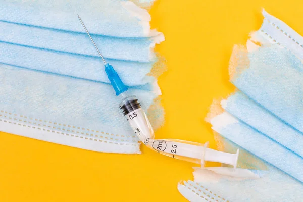 Kırık Tıbbi Şırınga ve Yırtık Yüzlü Maske