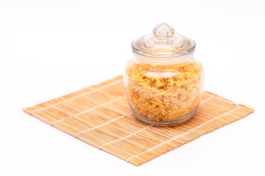 Cam kavanozda pişmemiş Fusilli Makarna