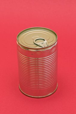 Kırmızı Arkaplanda Boş Kenarlı Olmayan Teneke Kutu