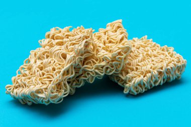 Mavi Arkaplanda Pişmemiş Anında Erişte