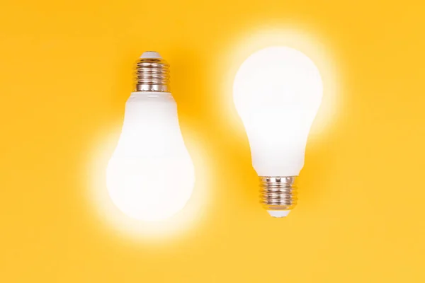 En energisparlampor på gul bakgrund — Stockfoto