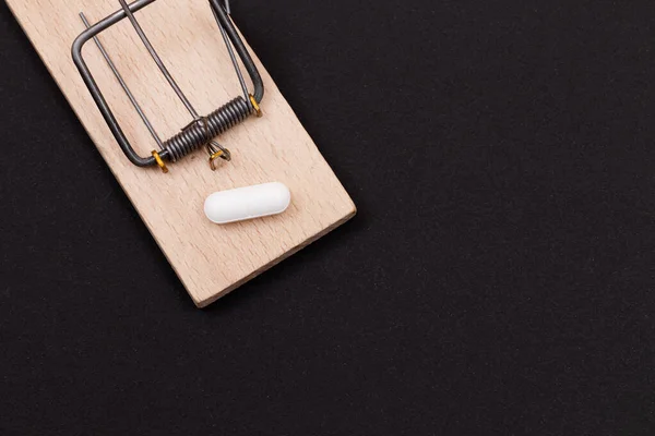 Comprimido branco em Mousetrap de madeira - Dependência Farmacêutica — Fotografia de Stock
