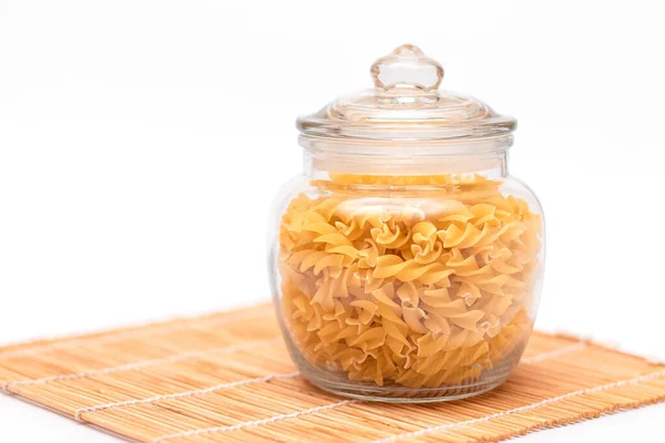 Pastas de Fusilli sin cocer en tarro de vidrio — Foto de Stock